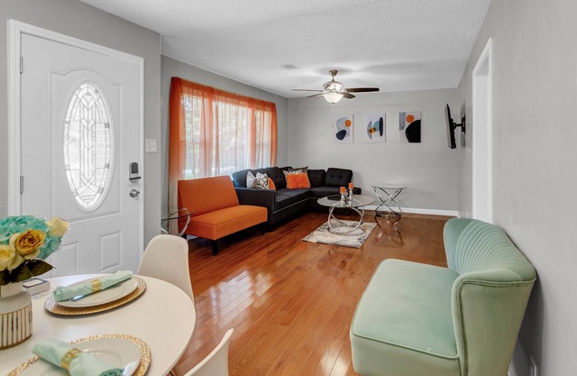 Lovely Ranch Close to it all!