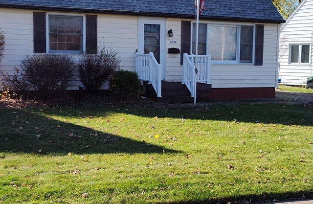 Lovely remodeled 3 bedroom 1 and a half bath Cape Cod in Hamburg New York.