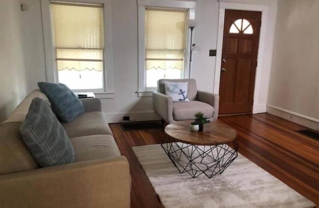 Lovely renovated, 2-bedroom home with free parking