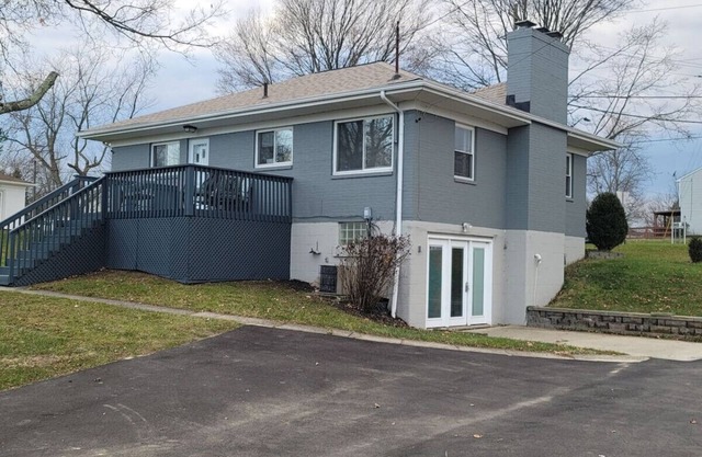 Lovely Retreat Backyard With Deck & entertain room