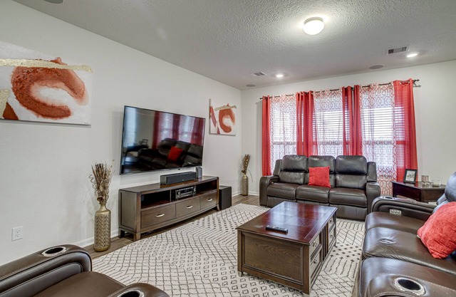 Lovely Richmond Home w/ Outdoor Kitchen & Grill!