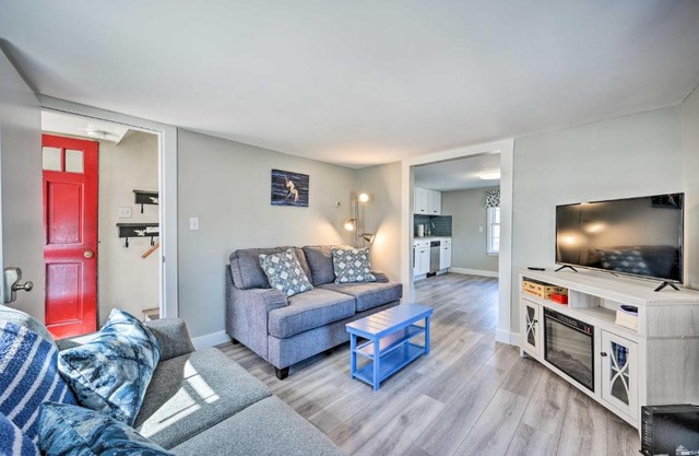 Lovely Rockport Apartment, Walk to Beaches!