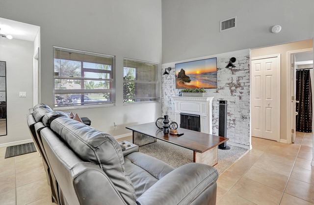Lovely Rustic Urban Escape, near the Beach