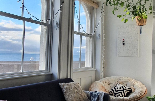 Lovely sea view flat on the beach in Folkestone