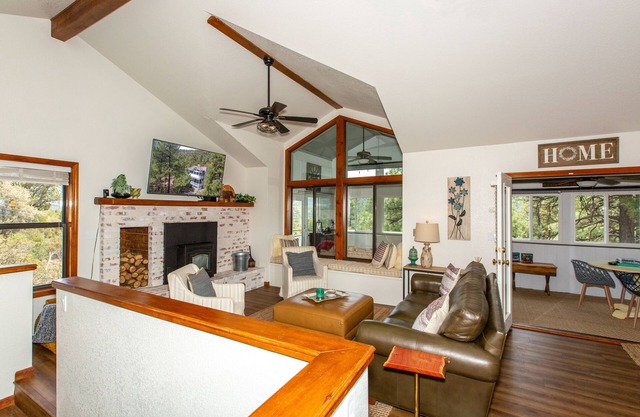 Lovely Serene Home in the Pines with Gorgeous Mountain Views!