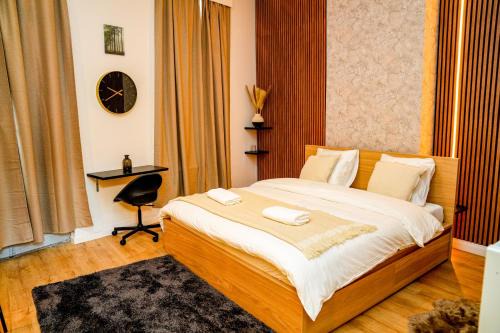 Lovely Shared 5BR Apt with View at Vibrant Ghent, Breezy Balcony