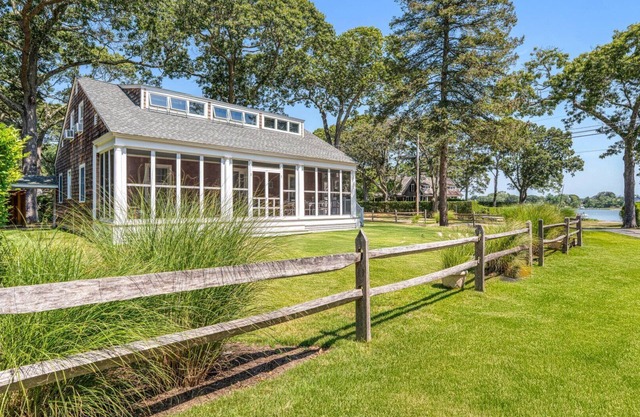 Lovely Shelter Island cottage with panoramic bay views, secluded, screened...