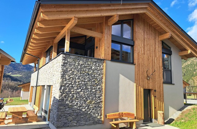 Wunderschöne Ski-in-Ski-out-Hütte mit Carport