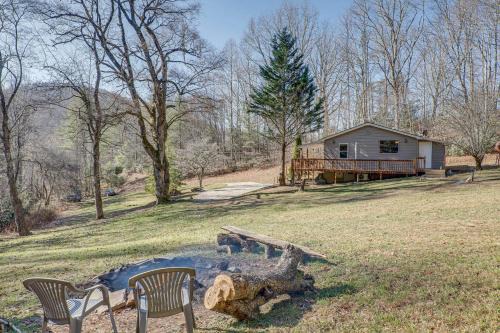 Lovely Smoky Mountain Cottage with Deck and Views!