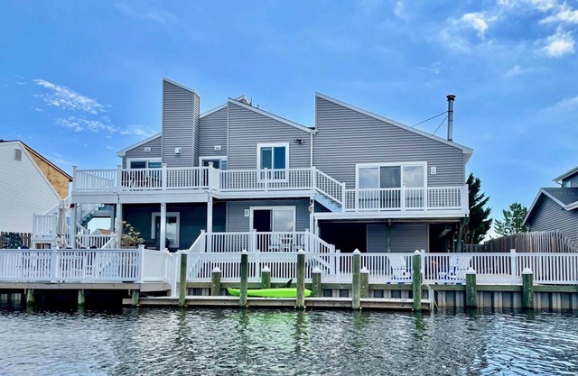 Lovely Spacious Waterfront escape (or WFH) Kayaks, 72' dock, mins to LBI beaches