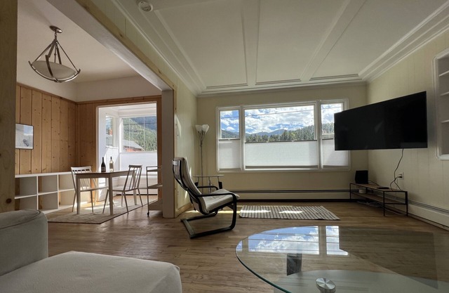 Newly Renovated, Awesome Location for SKIING and proximity to Denver!