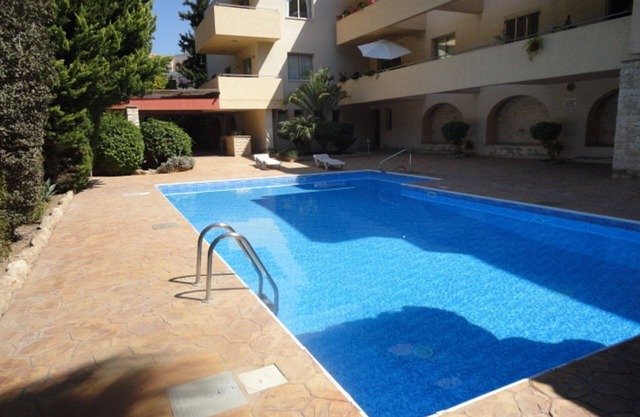 Schöne geräumige 2-Bett-Wohnung mit Pool und in der Nähe von lokalen Sehenswürdigkeiten