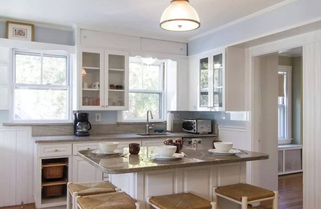 Lovely, Spacious Cottage near Craigville beach