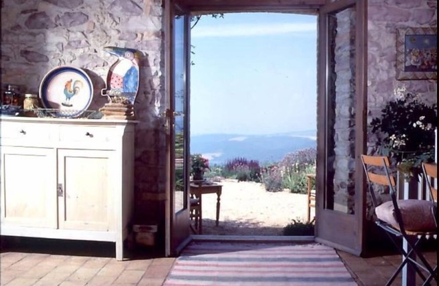 Haus mit Blick auf den Olivenbäumen und Blumen