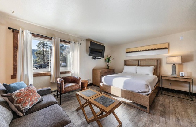 Lovely Studio w/Kitchen #122 at Donner Lake Village