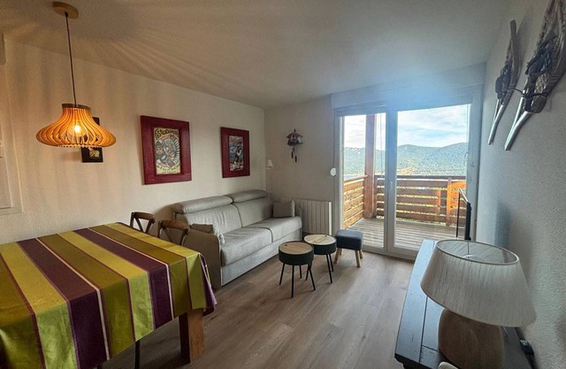 Schöne T2-Kabinen-Wohnung mit Seeblick, Balkon und überdachtem Parkplatz