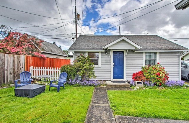 Lovely Tacoma Cottage with Fire Pit, Near Dtwn!