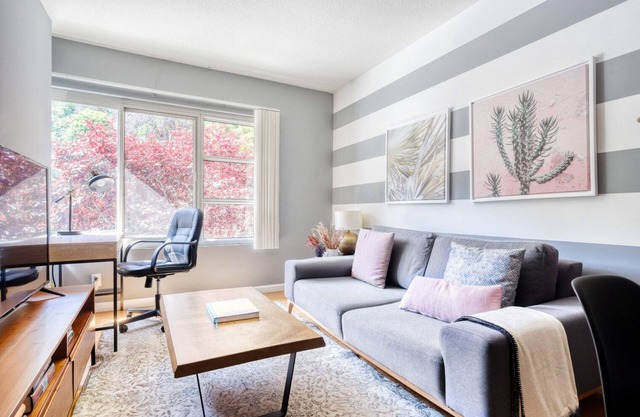 Lovely Telegraph Hill 1BR w/ Gym & Spa, walk to Muni, by Blueground