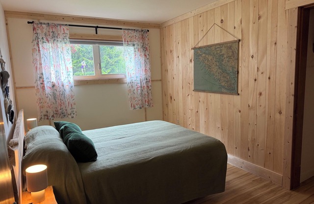Lovely tranquil suite with private undercover parking and a stroll to the beach.