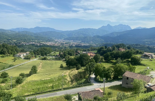 Lovely Tuscan Mountain Retreat -- Enjoy Italian Village Life!
