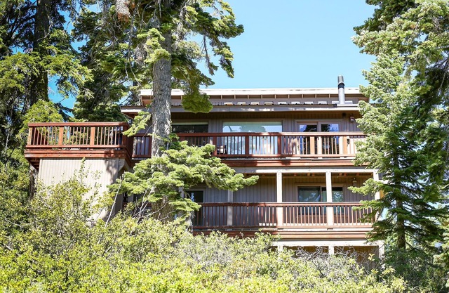Lovely updated cabin with views - sleeps 9 in Bear Valley with WiFi access