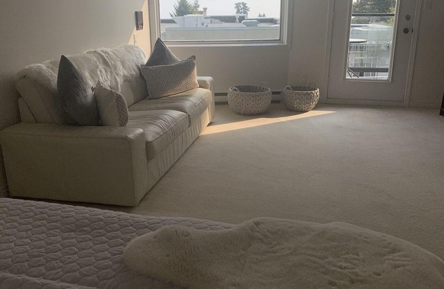 Lovely upper home in fabulous location steps to sandy beach