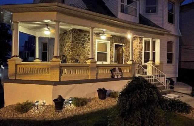 Lovely Victorian Home. Spacious 2 bedroom w/ Parking. Bed & Breakfast Type Space