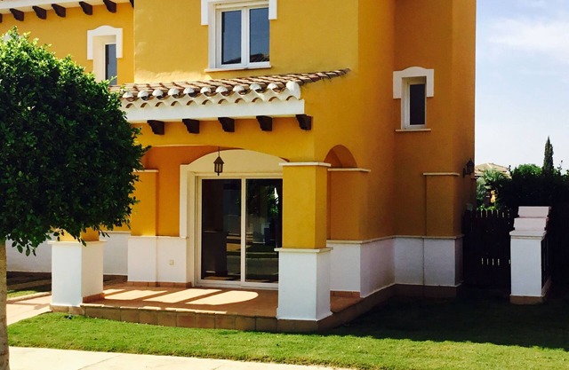 Schöne Villa, schöne Aussicht, nach Südwesten ausgerichteter Garten und beheizter Pool