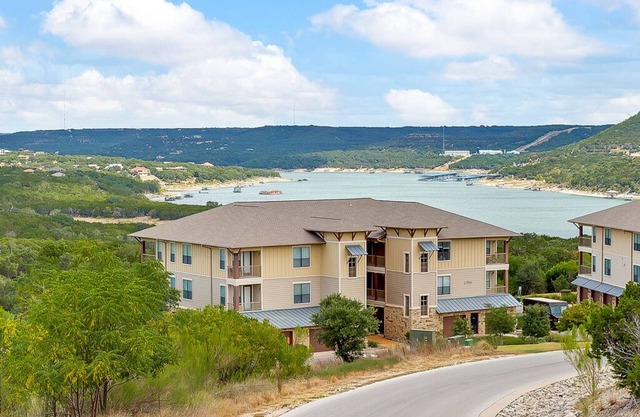 Schöne Villa im Hollows Resort am Lake Travis, Lake & Hill Country View, 4 Pools-Unendlichkeit, Whirlpool, 2 Spa-Pools, Beach Club / Grill, Zugang zum See, Snowbirds und Wintertexans