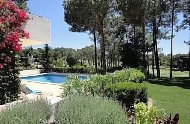 Villa mit privatem, beheizbarem Swimmingpool auf einem abgeschiedenen 0.5 Morgen großen Grundstück