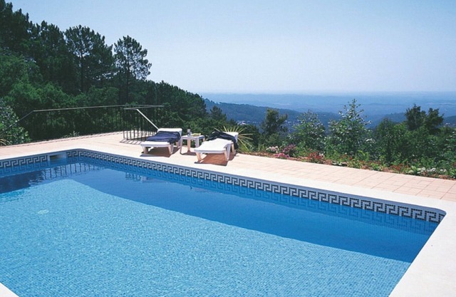 Schöne Villa, ideal für einen erholsamen Urlaub, mit Pool und Blick auf die Küste.