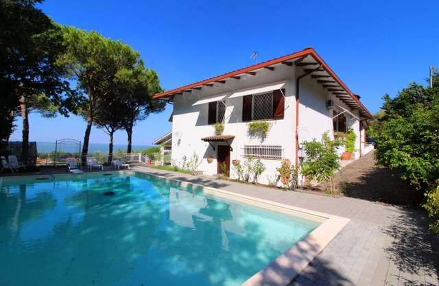 Schöne Villa mit Pool mit Blick auf den Lago Trasimeno etwas außerhalb des Dorfes San Feliciano. Per