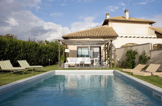 Schöne Villa mit privatem Pool in der Nähe eines Golfplatzes und Stränden.
