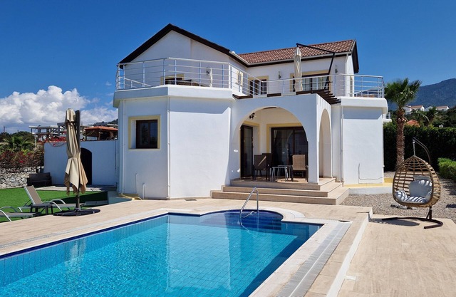 Schöne Villa mit privatem Pool, herrlichem Meer- und Bergblick, für Familien / Erwachsene