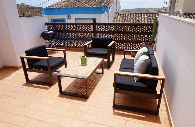 Schönes Dorfhaus in der Nähe vieler Strände. Große private sonnige Dachterrasse.