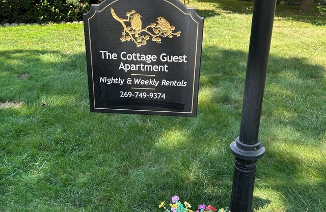 Lovely Vintage B&B Charm! 5 min from Old Indian Creek Farm Wedding Venue & I 69!