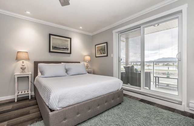 Lovely waterfront studio with balcony.