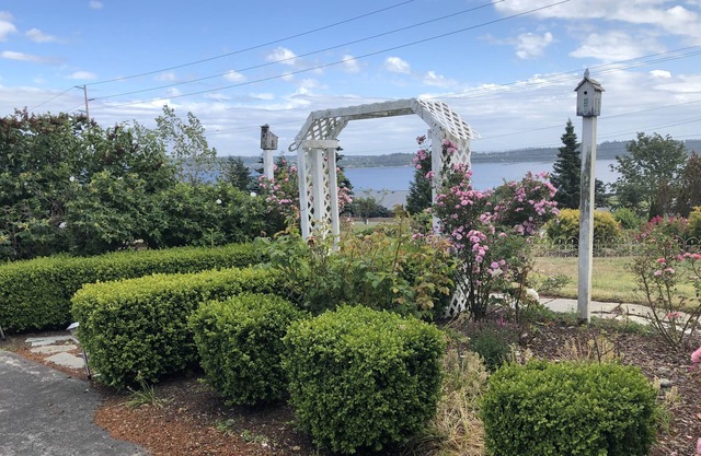 Lovely water and garden views. Two minutes drive to beaches, six to either town!