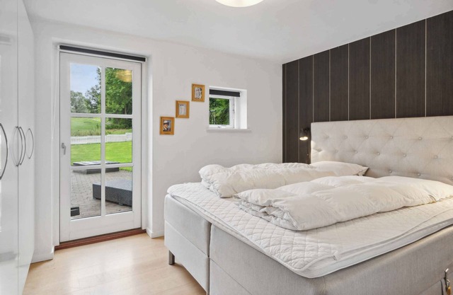 Lovely well-appointed summer house with hot tub