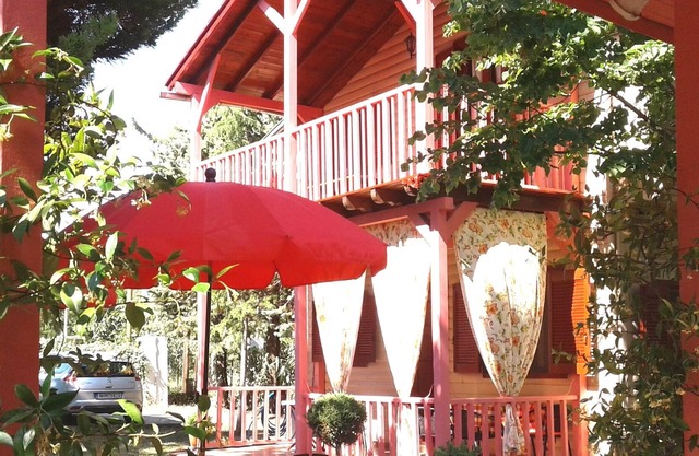 Schönes Holzhaus in der Nähe des Meeres