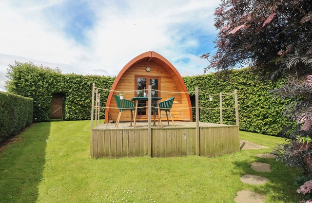 LOVESOME POD, romantic, with hot tub in Northallerton