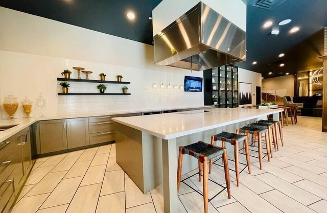 Luxury Living 5 Star Experience, King Size Bed