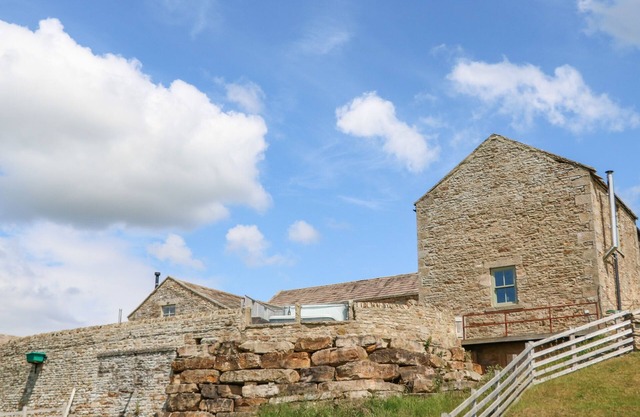 LOW SHIPLEY MILL, pet friendly, with hot tub in Barnard Castle