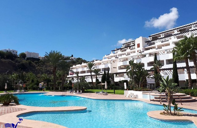 NIEDRIG MIT PRIVATER TERRASSE VOR DEM POOL UND JACUZZI. 500 M STRAND