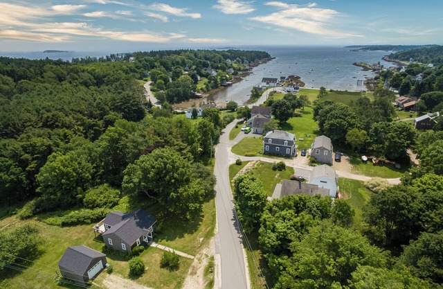 Lowell's Cove Cottage - Quaint 2BR Cottage short walk away from Lowell's Cove