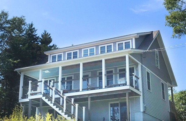 Lowell's Getaway. Kayaking, beaches, dining and AC from this water view home.
