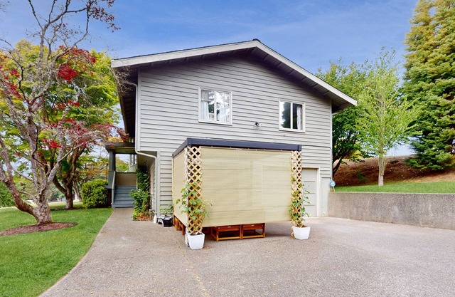 Lower-level apartment escape with full kitchen, Wifi and golf course views
