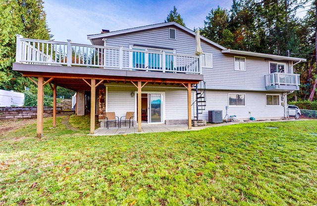 Lower level duplex with patio, mountain views and W/D