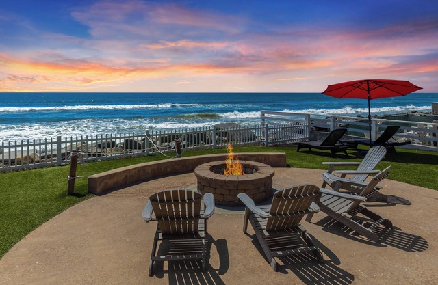 Lower Beachfront Duplex mit Oceanfront Patio, Designer Dekoriert & A / C