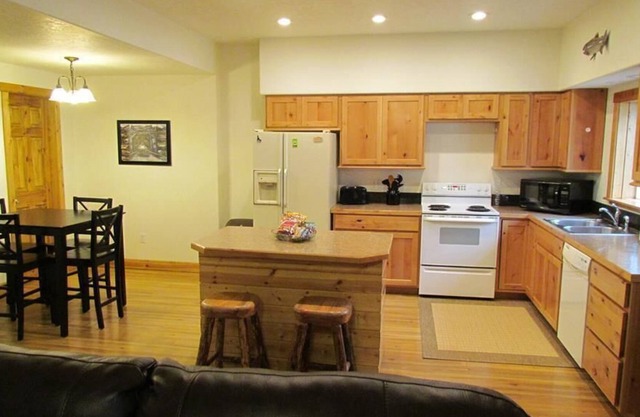 Lower Lone Pine Lodge